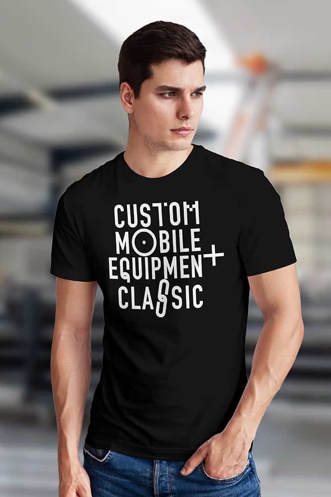 Ein Bild von einem Mann mit einem schwarzem T-Shirt, mit dem Spruch ""Custom Mobile Equipment Classic"" abgebildet